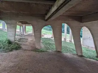 Vue extérieure des pilotis